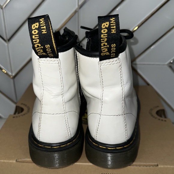 White DR  MARTENS big kids size 2. Some scruffs on the front pls see pictures - Picture 7 of 13